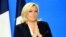 Marine Le Pen, candidate à la présidentielle du Rassemblement national (RN), salue des militants après son discours au Pavillon d'Armenonville à Paris le 24 avril 2022.
