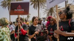Des femmes manifestent lors d'un sit-in pour réclamer justice pour Astou Sokhna et réclamer un système de santé plus humain et respectueux des patients sur la place de la Nation à Dakar le 23 avril 2022.