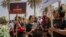 Des femmes manifestent lors d'un sit-in pour réclamer justice pour Astou Sokhna et réclamer un système de santé plus humain et respectueux des patients sur la place de la Nation à Dakar le 23 avril 2022.