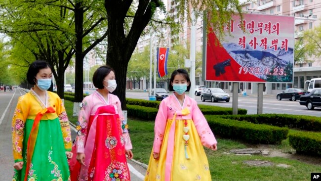 지난달 25일 북한 평양에서 마스크를 쓴 여성들.