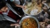 Relawan menyiapkan makanan untuk dibagikan di dapur amal selama bulan suci Ramadhan di Sanaa, Yaman 18 April 2022. (Foto: REUTERS/Khaled Abdullah)