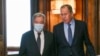 Menteri Luar Negeri Rusia Sergey Lavrov (kanan) mengadakan pembicaraan soal konflik Ukraina dengan Sekjen PBB Antonio Guterres di Moskow, hari Selasa (26/4). 