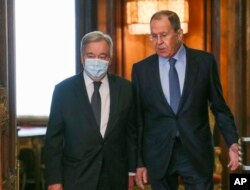 Menlu Rusia Sergey Lavrov (kanan) menerima Sekjen PBB Antonio Guterres di Moskow, 26 April 2022 (foto: dok). Guterres menawarkan insentif agar Rusia kembali ke Inisiatif Laut Hitam, yang ditolak oleh Moskow.