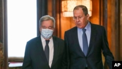 세르게이 라브로프 (오른쪽) 러시아 외무장관이 26일 모스크바를 방문한 안토니우 구테흐스 유엔 사무총장을 면담 장소로 안내하고 있다. 