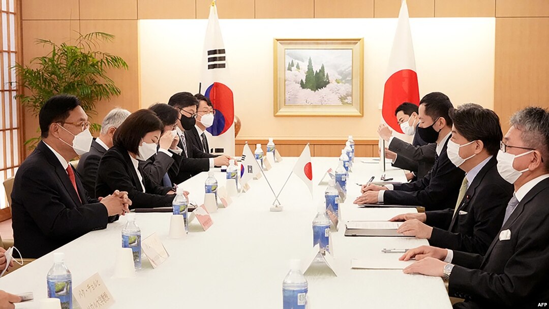 Delegasi Korea Selatan yang dipimpin oleh Wakil Ketua Majelis Nasional Korea Selatan Chung Jin-suk (kiri), salam pertemuan dengan Menlu Jepang Yoshimasa Hayashi (dua dari kanan) di Tokyo, Jepang, 25 April 2022. (Foto: Handout / Kementerian Luar Negeri Jepang / AFP)
