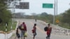 Migrantes venezolanos caminan por la Carretera Panamericana después de cruzar la frontera ecuatoriana hacia Tumbes, Perú, el sábado 30 de enero de 2021.