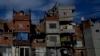 Una mujer se dirige a un comedor de beneficencia para recibir alimentos en Buenos Aires, Argentina, el martes 19 de abril de 2022. 