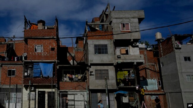 Una mujer se dirige a un comedor de beneficencia para recibir alimentos en Buenos Aires, Argentina, el martes 19 de abril de 2022. 
