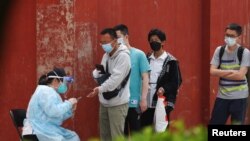 北京居民排隊接受新冠病毒核酸檢測。 （2022年4月25日）