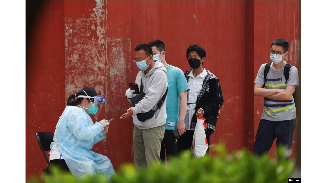 Warga berbaris di tempat massal COVID-19, di Beijing, Cina 25 April 2022. (Foto: REUTERS/Tingshu Wang)