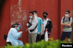 중국 베이징 주민들이 지난 25일 시내에서 신종 코로나바이러스 감염 검사를 받고 있다.