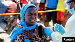 Une femme se fait vacciner contre Ebola à Goma en RDC.