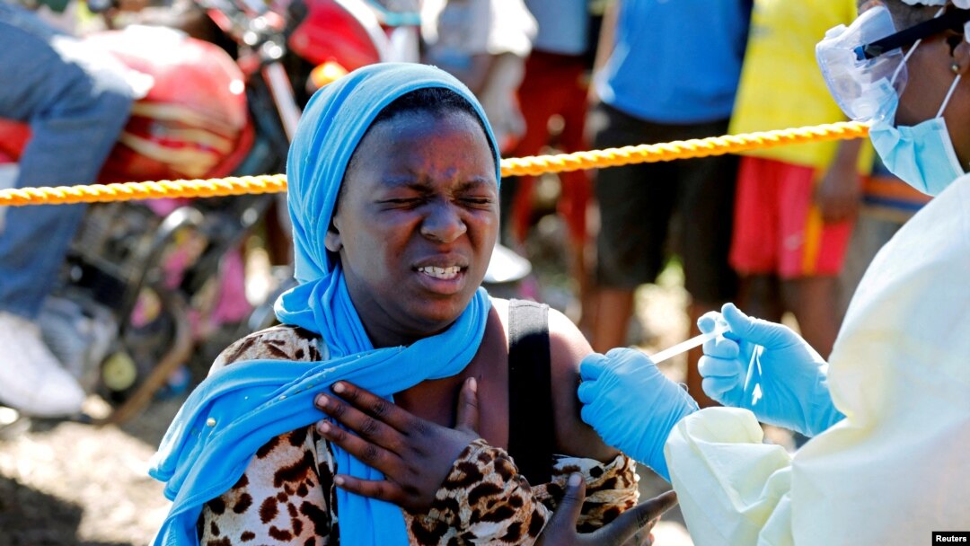 Uyu mukobwa bamuteraga urukingo rwa Ebola i Goma, muri Repubulika ya Demokarasi ya Kongo hari taliki 5/8/2019.