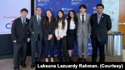 Anggota Wu-Tang Capital Sekolah Global Jaya (Ki-ka: Song Hye Sung, Kemas Hanif Arradhin, Alicia Trevina Oarto, Fayara Aretha Kunaefi, Adni Dhira Dharmakusuma, Cho In Seo, dan Laksana Lazuardy Rachman) di Fakultas Bisnis Wharton School di Universitas Pennsylvania, Philadelphia.