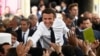 El presidente francés Emmanuel Macron, estrecha la mano de sus partidarios durante un mitin de campaña, en Figeac, sur de Francia, el 22 de abril de 2022.