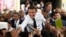 Le président français et candidat à la réélection Emmanuel Macron serre la main de ses partisans alors qu'il organise un rassemblement le dernier jour de la campagne, à Figeac, dans le sud de la France, le 22 avril 2022.