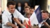 Emmanuel Macron serre la main de ses partisans lors d'un rassemblement le dernier jour de la campagne, à Figeac, dans le sud de la France, le 22 avril 2022.
