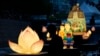 Seorang pengunjung mengambil foto lampion berbentuk bungai teratai yang dipajang untuk merayakan kelahiran Buddha yang akan datang di Seoul, Korea Selatan. (Foto: AP)