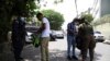 Miembros de la Fuerza Armada Salvadoreña en faenas de seguridad pública que incluye capturas de ciudadanos. En esta imagen captada el 6 de abril, soldados revisan mochilas de residentes de un barrio en la ciudad de Santa Tecla. (Foto AP / Archivo)