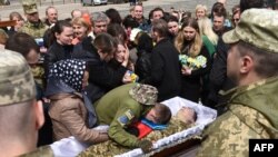 ရုရှားရဲ့ကျူးကျော်စစ်အတွင်း သေဆုံးခဲ့ရတဲ့ ယူကရိန်းတပ်ဖွဲ့ဝင်တဦး နောက်ဆုံးခရီးအတွက် Lviv မြို့က ဈာပနမြင်ကွင်းတခု