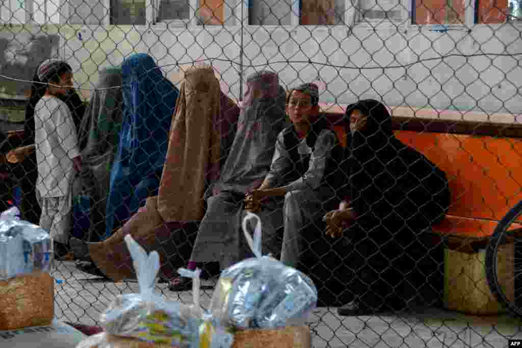 Xayriya oziq-ovqatga navbat. Qandahor.&nbsp;