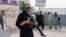 Un combatiente talibán monta guardia cuando los familiares de las víctimas llegan para buscar a sus seres queridos en un hospital de Kabul el 19 de abril de 2022, después de que dos explosiones de bombas en una escuela de niños en un barrio chiíta de Hazara.