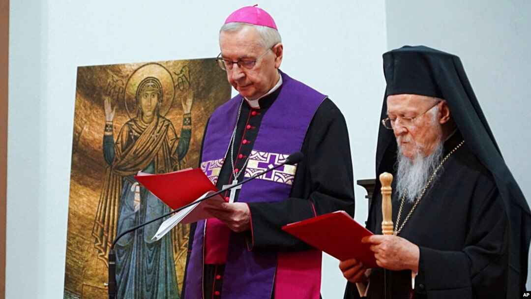 ARCHIVO El líder espiritual de los cristianos ortodoxos, el patriarca ecuménico Bartolomé I, a la derecha, y el arzobispo Stanisław Gądecki, presidente de la Conferencia Episcopal de Polonia, se reúnen con refugiados ucranianos en Varsovia, Polonia, el 29 de marzo de 2022.