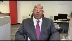 Boksè ameriken Mike Tyson mare batay ak yon pasaje abò avyon Jet Blue. Serge Rodriguez