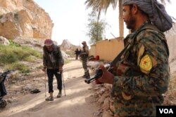 Arhiva - Pripadnici SDF-a sprovode uhvaćenog člana Islamske države u Bagozu, 12.marta 2019.