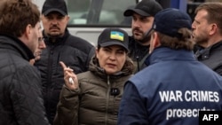 La fiscal general de Ucrania, Iryna Venediktova, visita una fosa común en Bucha, en las afueras de Kiev, el 13 de abril de 2022, en medio de la invasión militar de Rusia contra Ucrania.