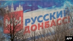 "Nous sommes le Donbass russe!" proclame cette gigantesque bannière à Donetsk, en Ukraine.