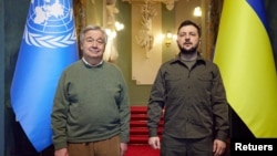 ယူကရိန်းကို ရောက်နေတဲ့ ကုလသမဂ္ဂ အတွင်းရေးမှူးချုပ် Antonio Guterres (ဘယ်)နဲ့ ယူကရိန်းသမ္မတ Volodymyr Zelensky (ညာ)
