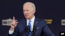 រូបឯកសារ៖ លោក​ប្រធានាធិបតី Joe Biden ថ្លែង​សុន្ទរកថា​នៅ​ថ្ងៃ​សុក្រ ទី២២ ខែ​មេសា ឆ្នាំ២០២២ នៅ​មហា​វិទ្យាល័យ Green River ក្នុង​ទីក្រុង Auburn រដ្ឋ​វ៉ាស៊ីនតោន។