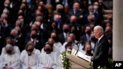 El presidente Joe Biden habla durante el funeral de la ex secretaria de Estado Madeleine Albright en la Catedral Nacional de Washington, el 27 de abril de 2022, en Washington DC.