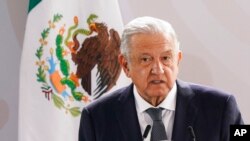 ARCHIVO - El presidente mexicano Andrés Manuel López Obrador ofrece un discurso durante un evento en el Zócalo de Ciudad de México, el 13 de agosto de 2021. 