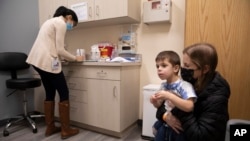 미국 뉴욕주 코맥에서 3세 어린이가 모더나 백신 임상 시험 접종을 위해 대기하고 있다. (자료사진)