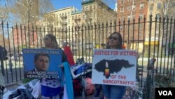 Activistas acudieron el 22 de abril de 2022 a las afueras de la Corte del Distrito Sur en Nueva York para "pedir justicia" y dijeron celebrar que se siga proceso contra exmandatario hondureño en Estados Unidos. [Foto: VOA / Ronen Suarc]