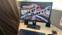 Foto ilustrasi yang menggambarkan seorang perempuan tengah menyaksikan acara The Voice Holland di komputer pada 25 April 2022. (Foto: Istimewa)