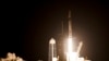 Roket SpaceX Falcon 9 lepas landas dari pad 39A di Kennedy Space Center di Cape Canaveral, Florida, 27 April 2022. (Foto: AP)