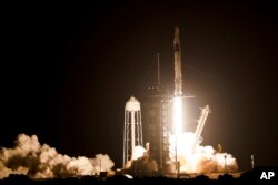스페이스X의 팰컨9 로켓이 27일 미국 플로리다주 케이프 커내버럴에 위치한 케네디 우주센터에서 발사되고 있다.