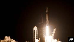 A SpaceX phóng phi thuyền cùng tên lửa Falcon 9 hôm 27/4/2022. 