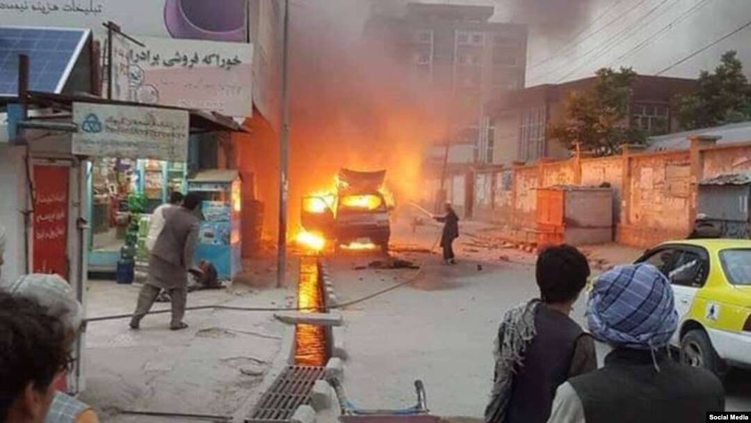 Warga berusaha memadamkan kobaran api pasca serangan bom mobil di Mazar-i-Sharif hari Kamis (28/4). 