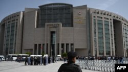 Dîmeneke dadgeha Stenbolê, 26’ê Nîsana 2022’an.