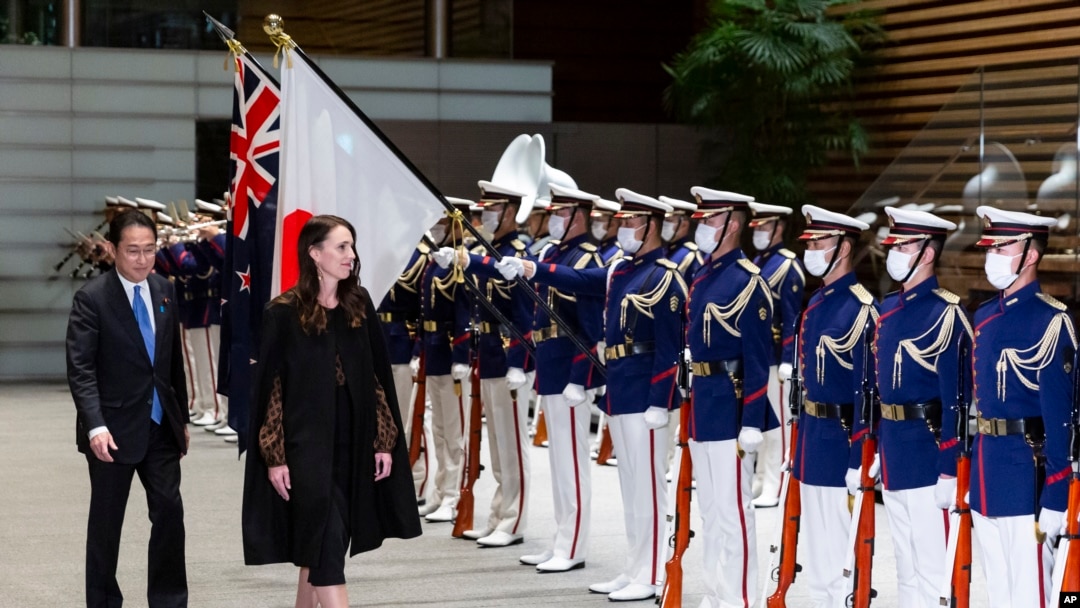 新西蘭總理阿德恩檢閱日本自衛隊儀仗隊。 （美聯社）
