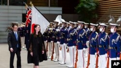 新西兰总理阿德恩检阅日本自卫队仪仗队。（美联社）