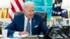 ARCHIVO - El presidente de Estados Unidos, Joe Biden, habla por teléfono en la Oficina Oval de la Casa Blanca en Washington, el 22 de septiembre de 2021. (Adam Schultz/White House/Handout vía Reuters)