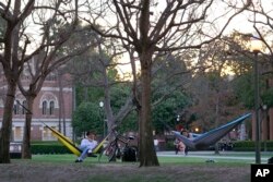 Mahasiswa menikmati alam bebas di kampus University of Southern California di Los Angeles Selasa, 1 Maret 2022. (Foto: AP)