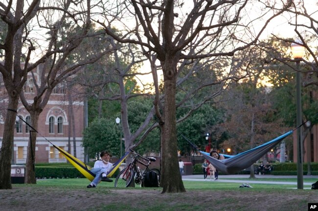 Mahasiswa menikmati alam bebas di kampus University of Southern California di Los Angeles Selasa, 1 Maret 2022. (Foto: AP)