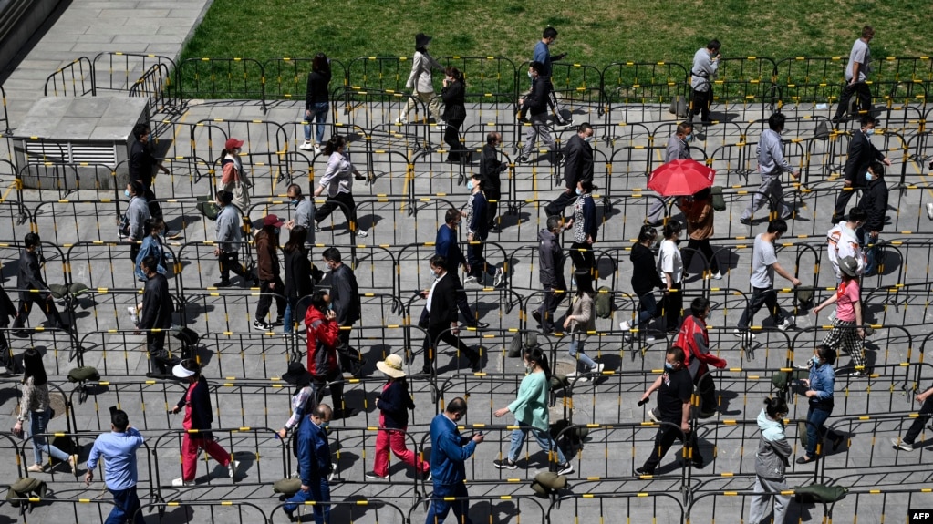 在北京海淀区中关村，人们排队接受新冠病毒检测。据统计，中国40%的人口处于某种形式的封闭状态。（2022年4月26日）(photo:VOA)