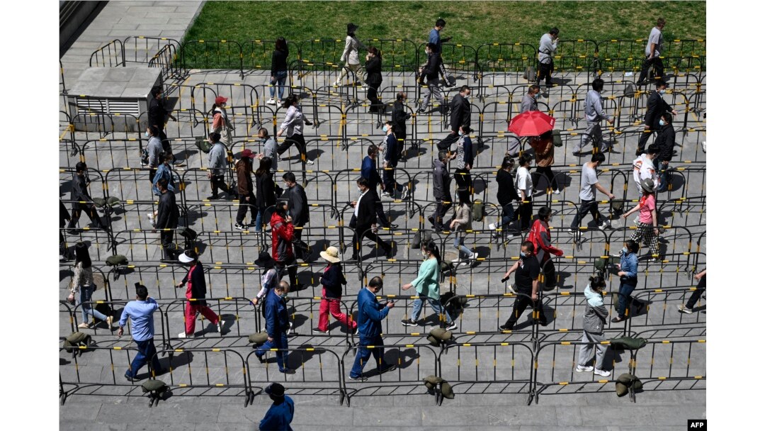 Antrean tes COVID-19 di Zhongguancun, Beijing, 26 April 2022. (Jade GAO / AFP)